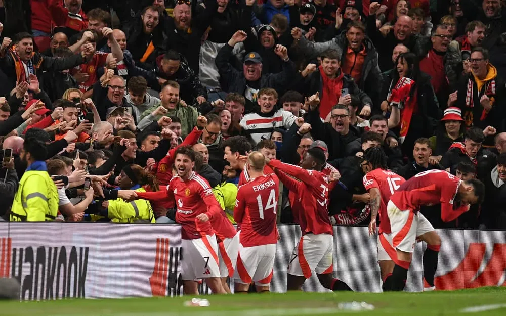 Nguyên nhân Manchester United không thể mặc áo đấu sân nhà